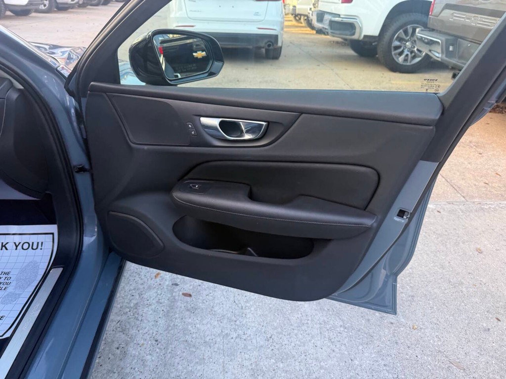 Volvo S60 Recharge Vehicle Full-screen Gallery Image 11