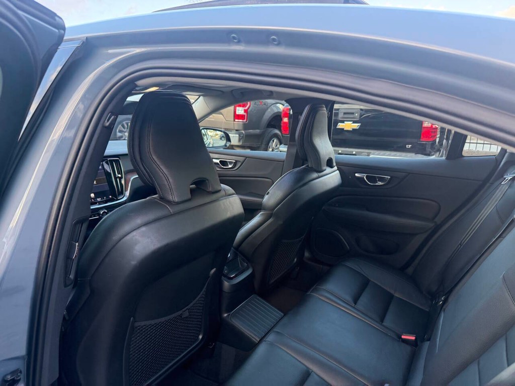 Volvo S60 Recharge Vehicle Full-screen Gallery Image 12