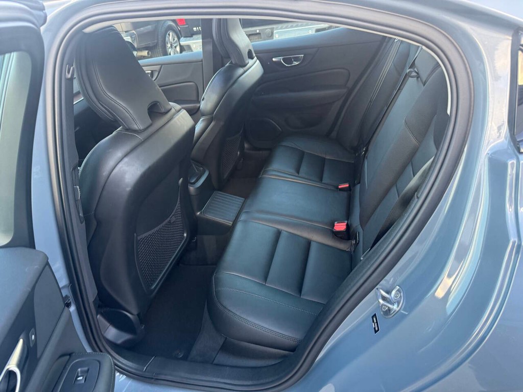 Volvo S60 Recharge Vehicle Full-screen Gallery Image 13