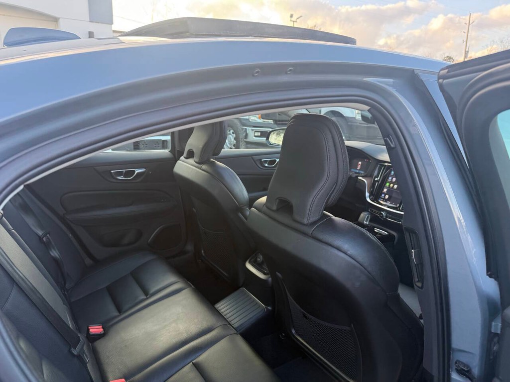 Volvo S60 Recharge Vehicle Full-screen Gallery Image 15