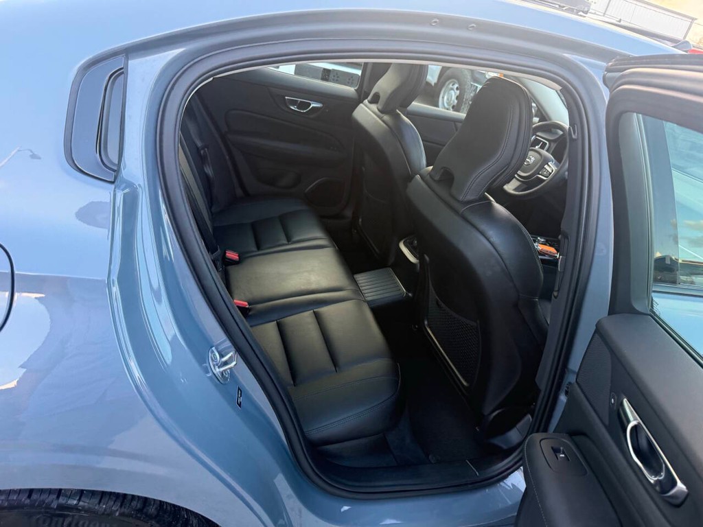 Volvo S60 Recharge Vehicle Full-screen Gallery Image 16