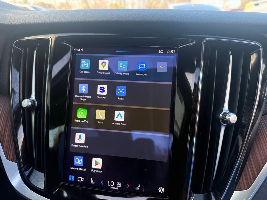 Volvo S60 Recharge Vehicle Full-screen Gallery Image 24