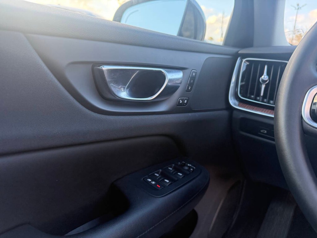 Volvo S60 Recharge Vehicle Full-screen Gallery Image 29