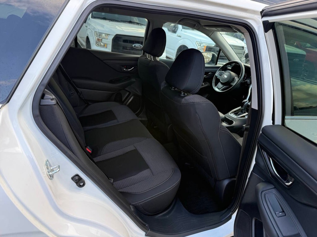 Subaru Outback Vehicle Full-screen Gallery Image 15