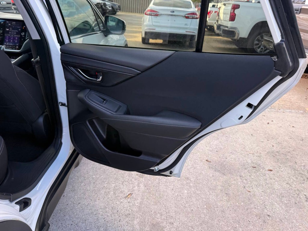 Subaru Outback Vehicle Full-screen Gallery Image 16