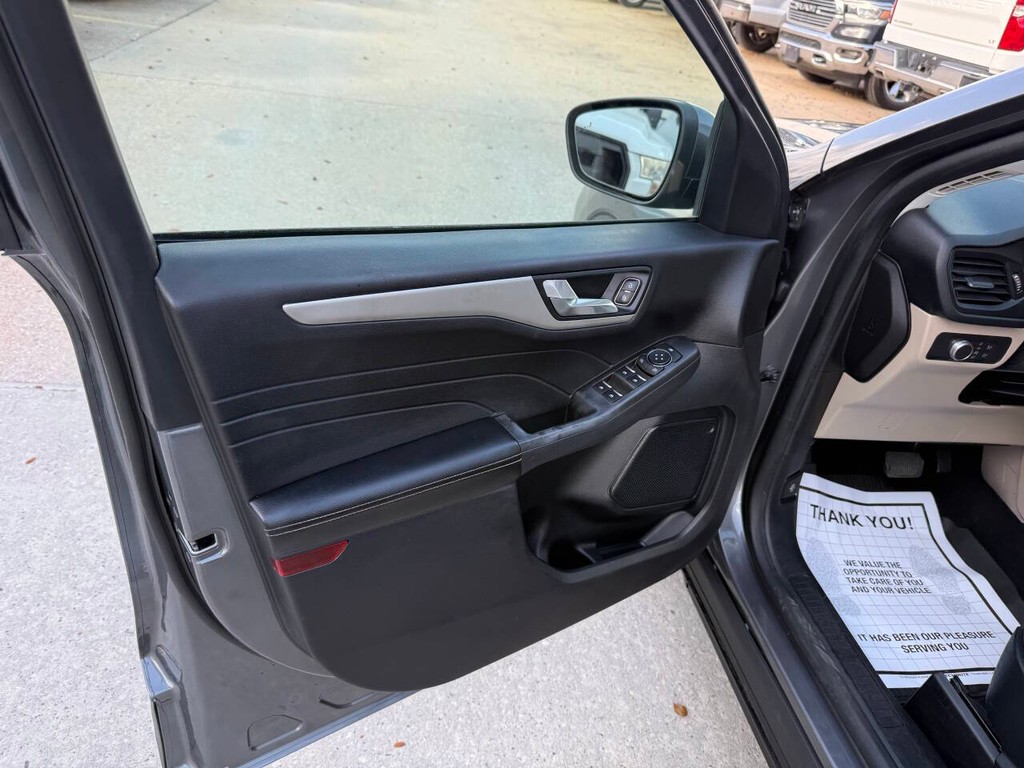 Ford Escape Vehicle Full-screen Gallery Image 08