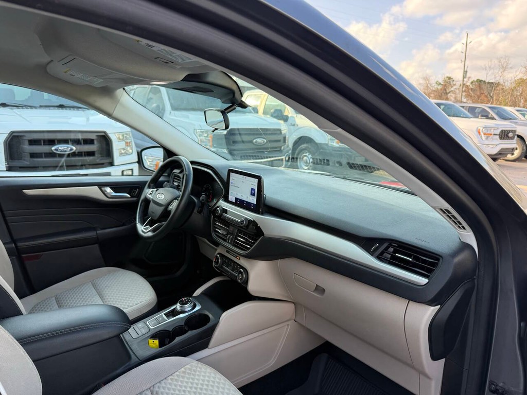 Ford Escape Vehicle Full-screen Gallery Image 09