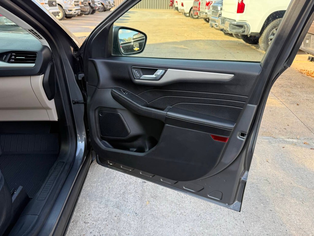 Ford Escape Vehicle Full-screen Gallery Image 11