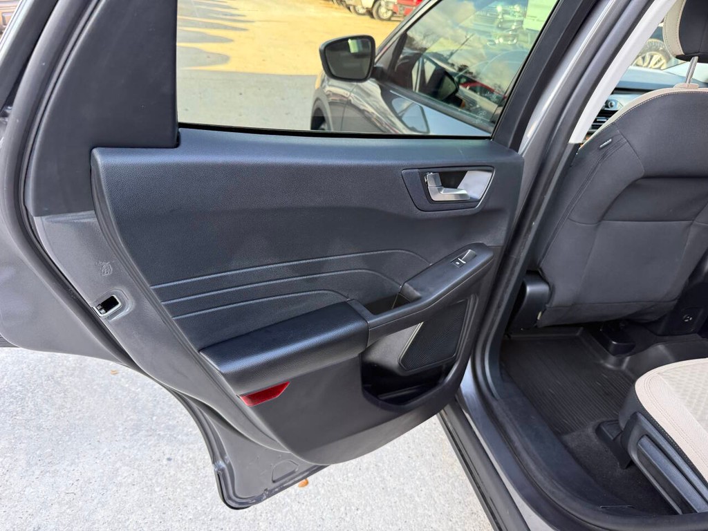 Ford Escape Vehicle Full-screen Gallery Image 14