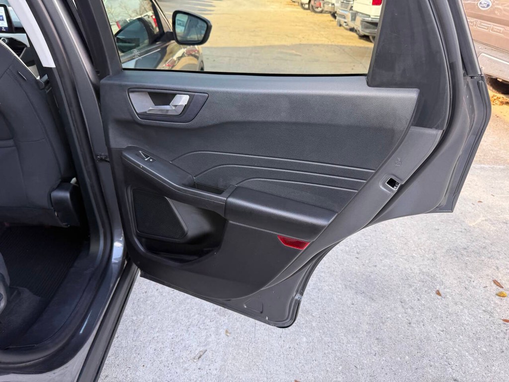 Ford Escape Vehicle Full-screen Gallery Image 16