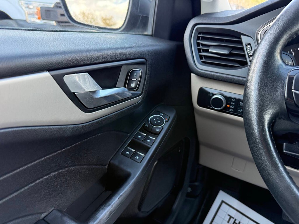 Ford Escape Vehicle Full-screen Gallery Image 30