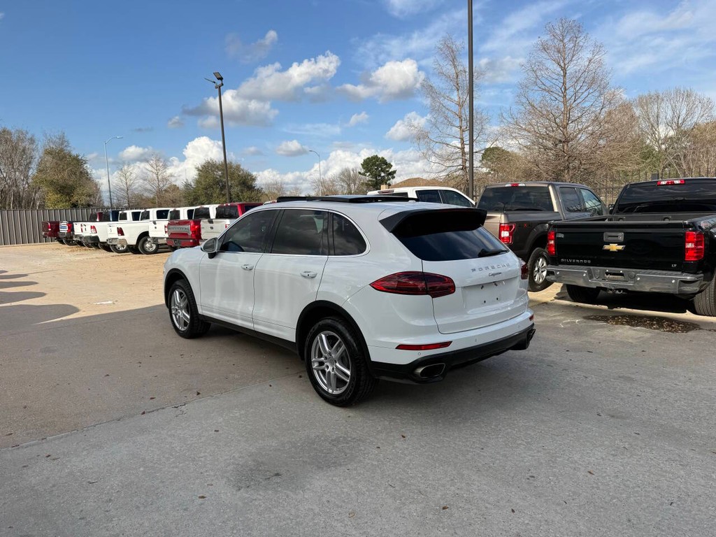 Porsche Cayenne Vehicle Full-screen Gallery Image 04