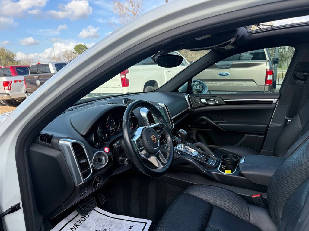 Porsche Cayenne Vehicle Full-screen Gallery Image 06