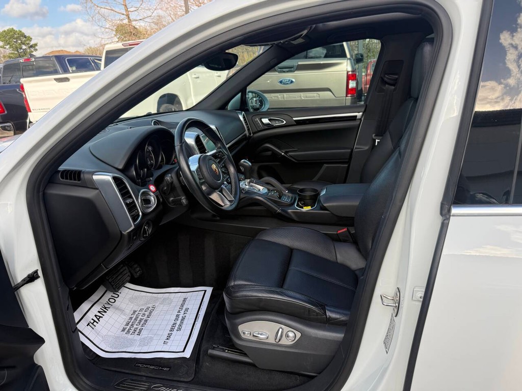 Porsche Cayenne Vehicle Full-screen Gallery Image 07