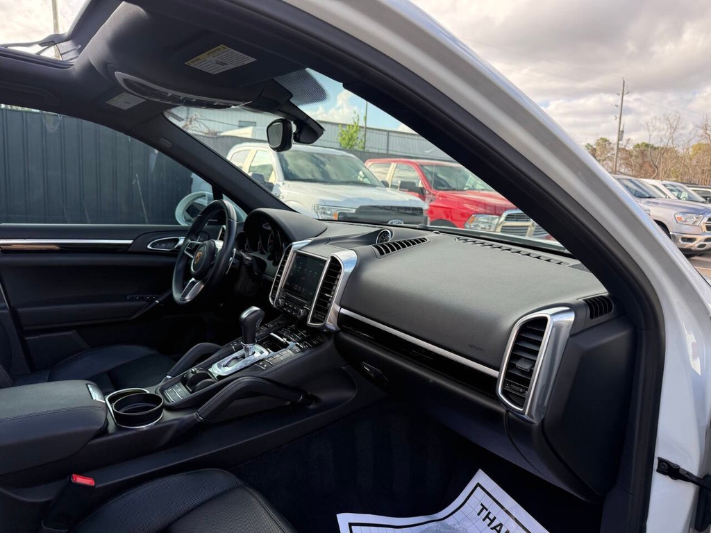 Porsche Cayenne Vehicle Full-screen Gallery Image 09