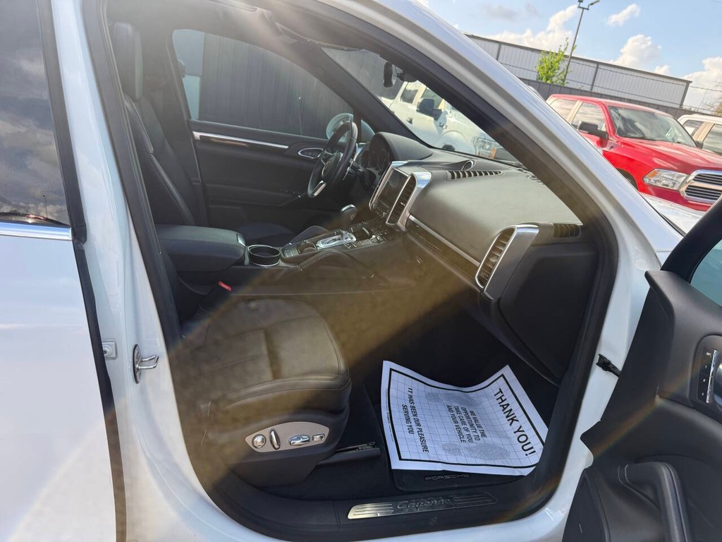 Porsche Cayenne Vehicle Full-screen Gallery Image 10