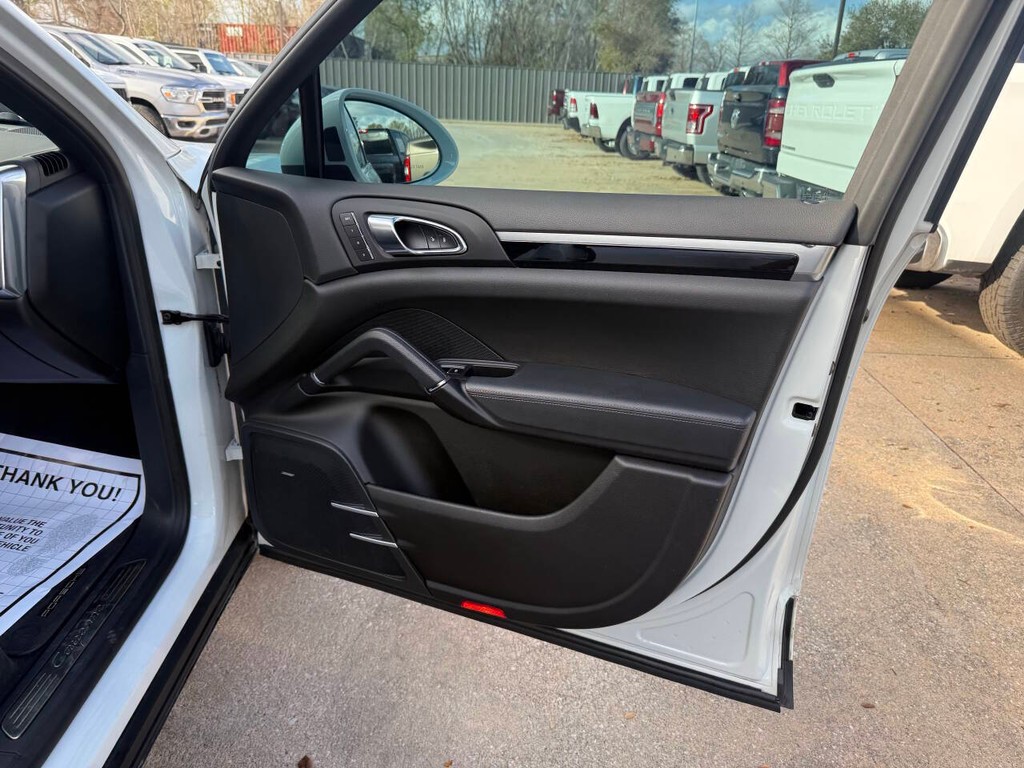 Porsche Cayenne Vehicle Full-screen Gallery Image 11