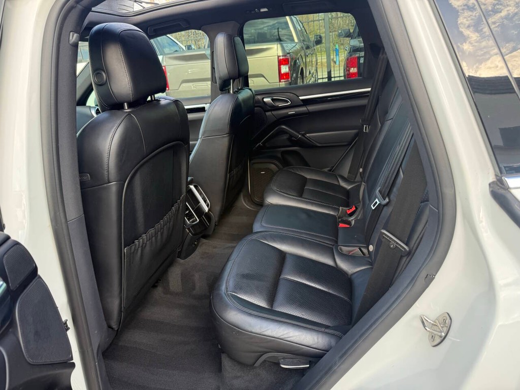 Porsche Cayenne Vehicle Full-screen Gallery Image 13