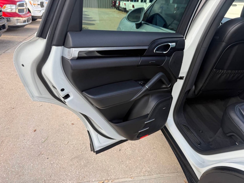 Porsche Cayenne Vehicle Full-screen Gallery Image 14