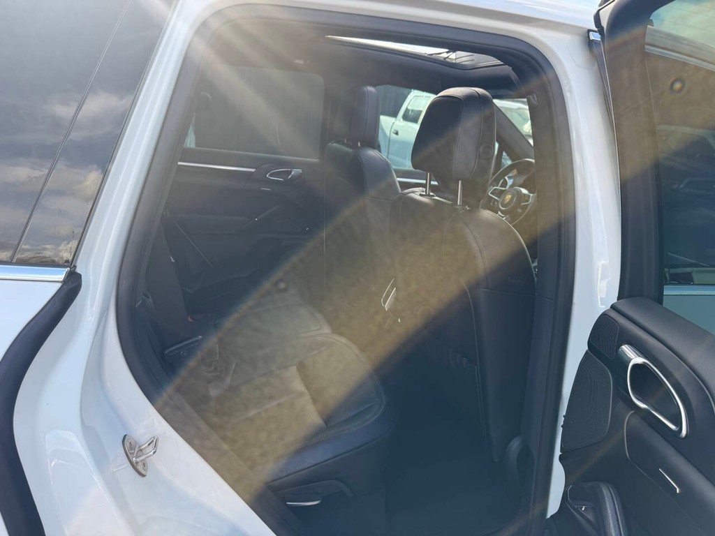 Porsche Cayenne Vehicle Full-screen Gallery Image 15