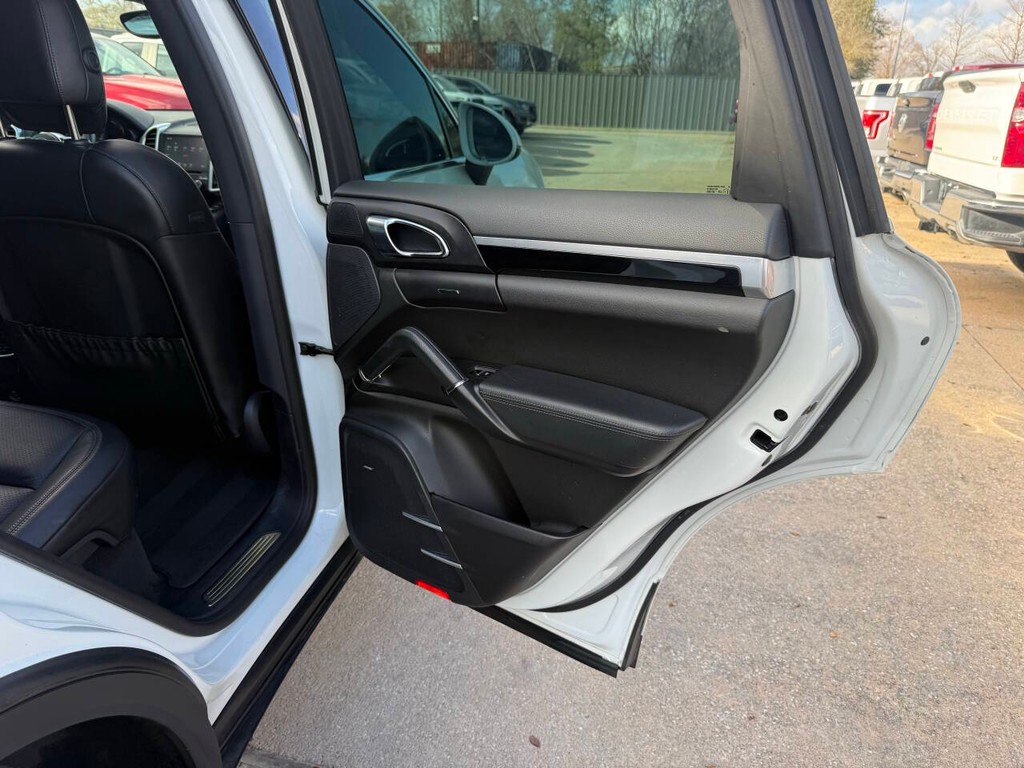 Porsche Cayenne Vehicle Full-screen Gallery Image 16