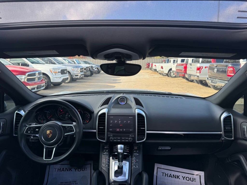 Porsche Cayenne Vehicle Full-screen Gallery Image 17