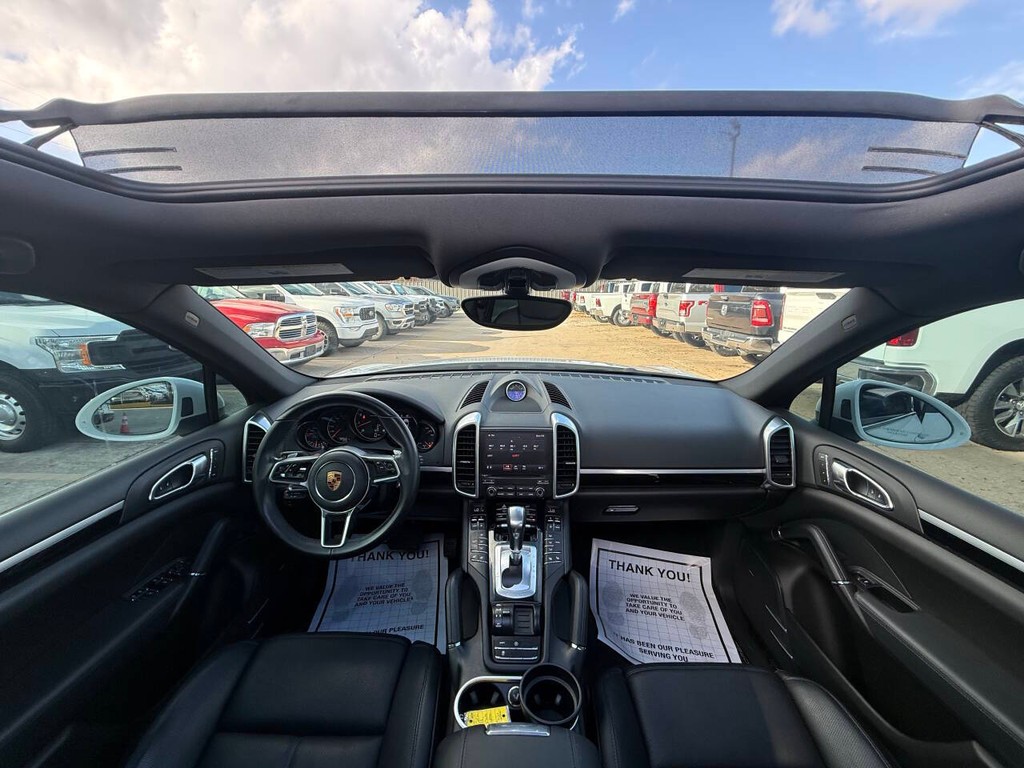 Porsche Cayenne Vehicle Full-screen Gallery Image 18