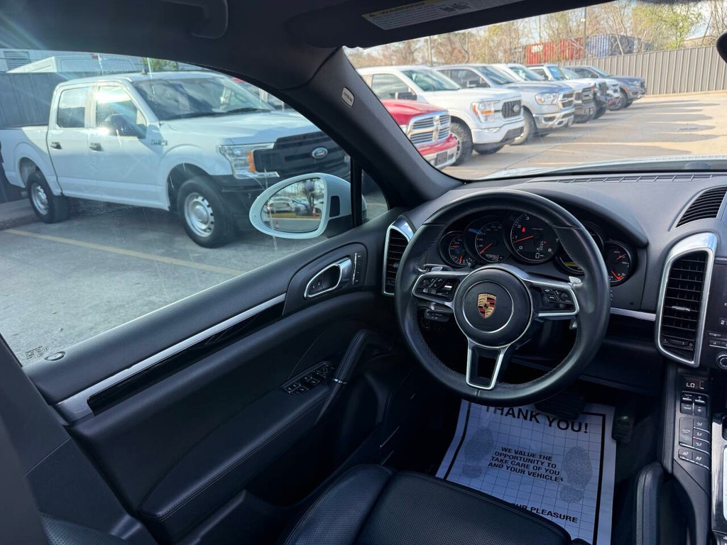 Porsche Cayenne Vehicle Full-screen Gallery Image 19