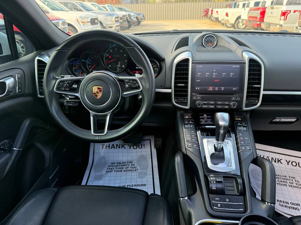 Porsche Cayenne Vehicle Full-screen Gallery Image 21