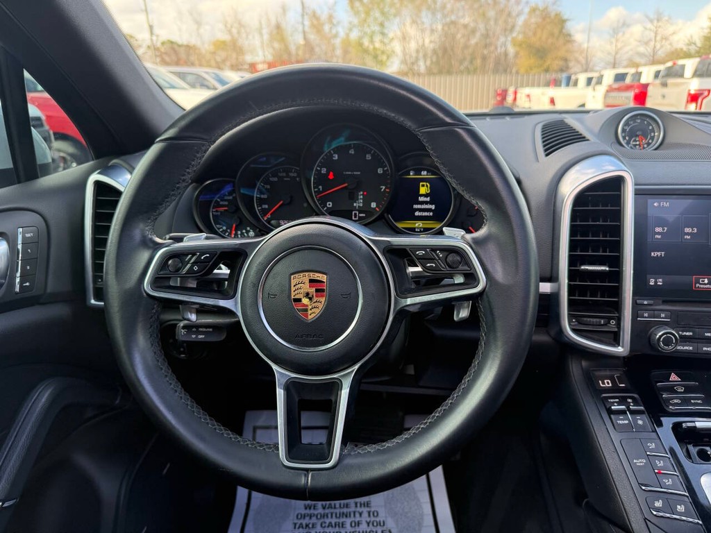 Porsche Cayenne Vehicle Full-screen Gallery Image 22