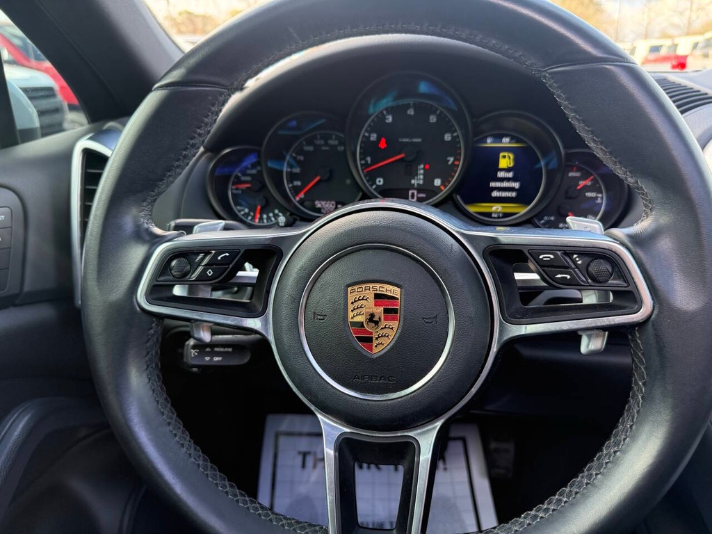 Porsche Cayenne Vehicle Full-screen Gallery Image 23