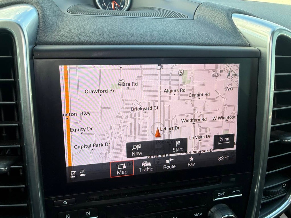 Porsche Cayenne Vehicle Full-screen Gallery Image 24