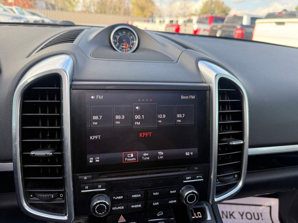 Porsche Cayenne Vehicle Full-screen Gallery Image 25