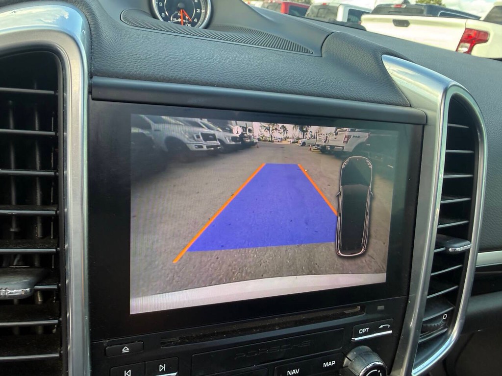 Porsche Cayenne Vehicle Full-screen Gallery Image 26