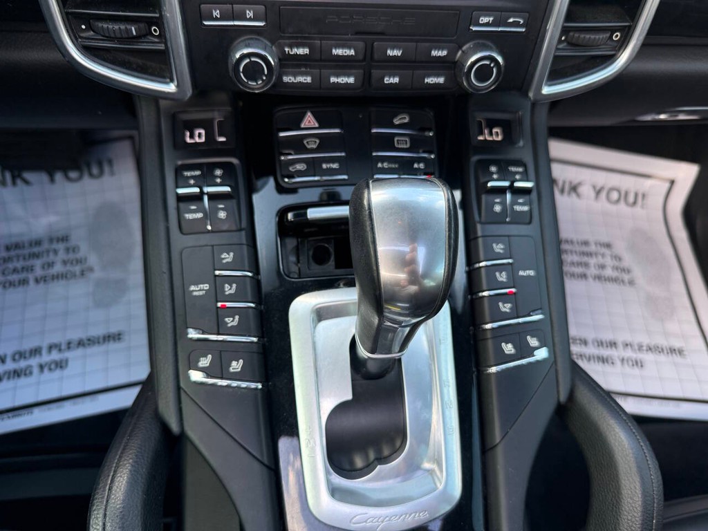 Porsche Cayenne Vehicle Full-screen Gallery Image 27