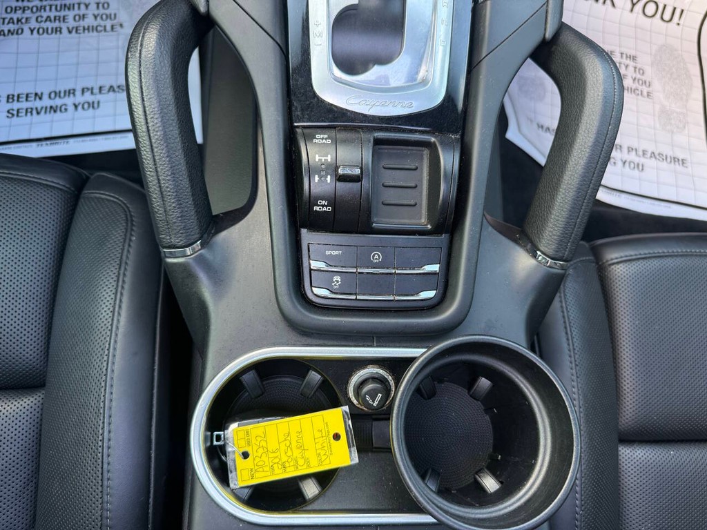 Porsche Cayenne Vehicle Full-screen Gallery Image 28