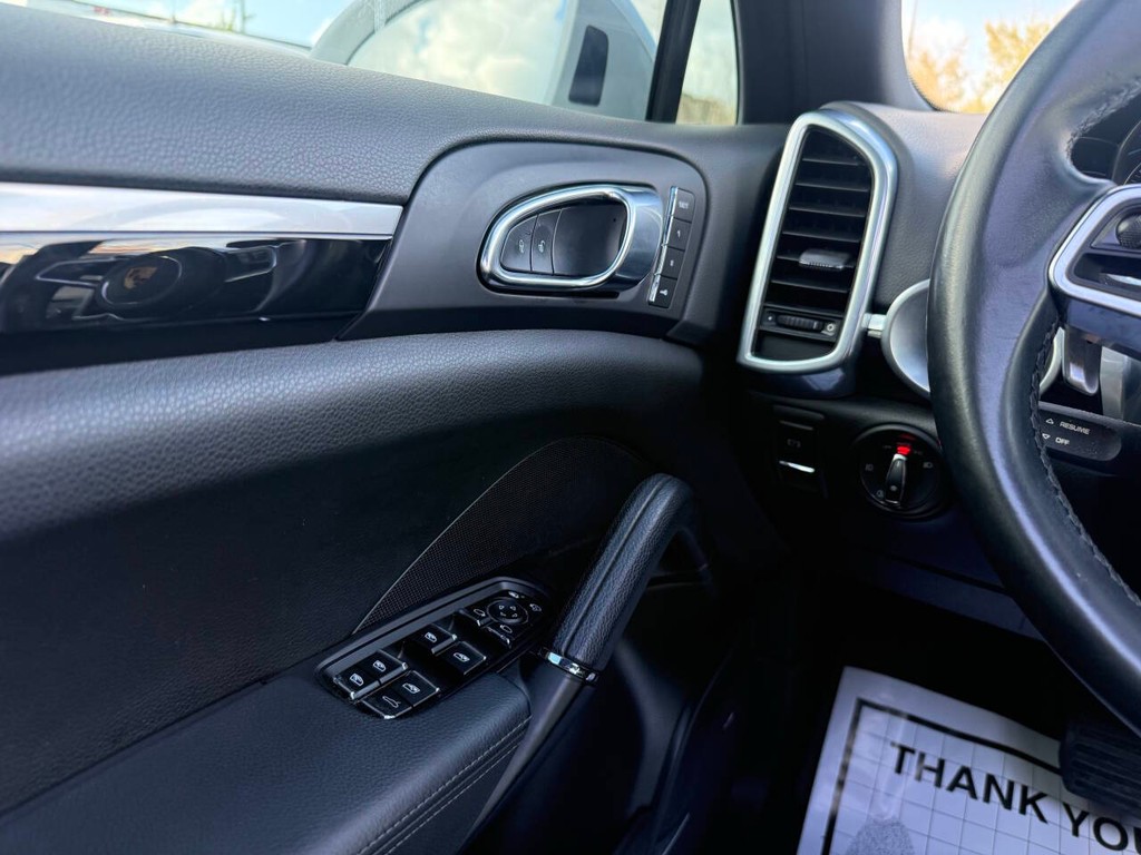 Porsche Cayenne Vehicle Full-screen Gallery Image 29