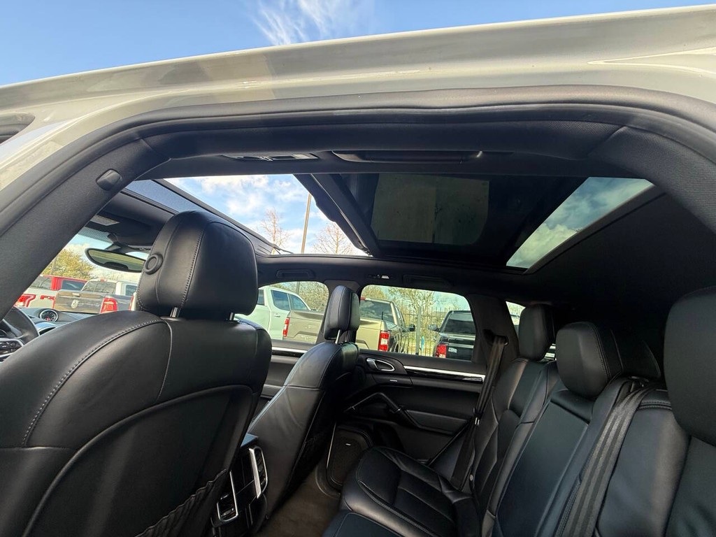 Porsche Cayenne Vehicle Full-screen Gallery Image 31