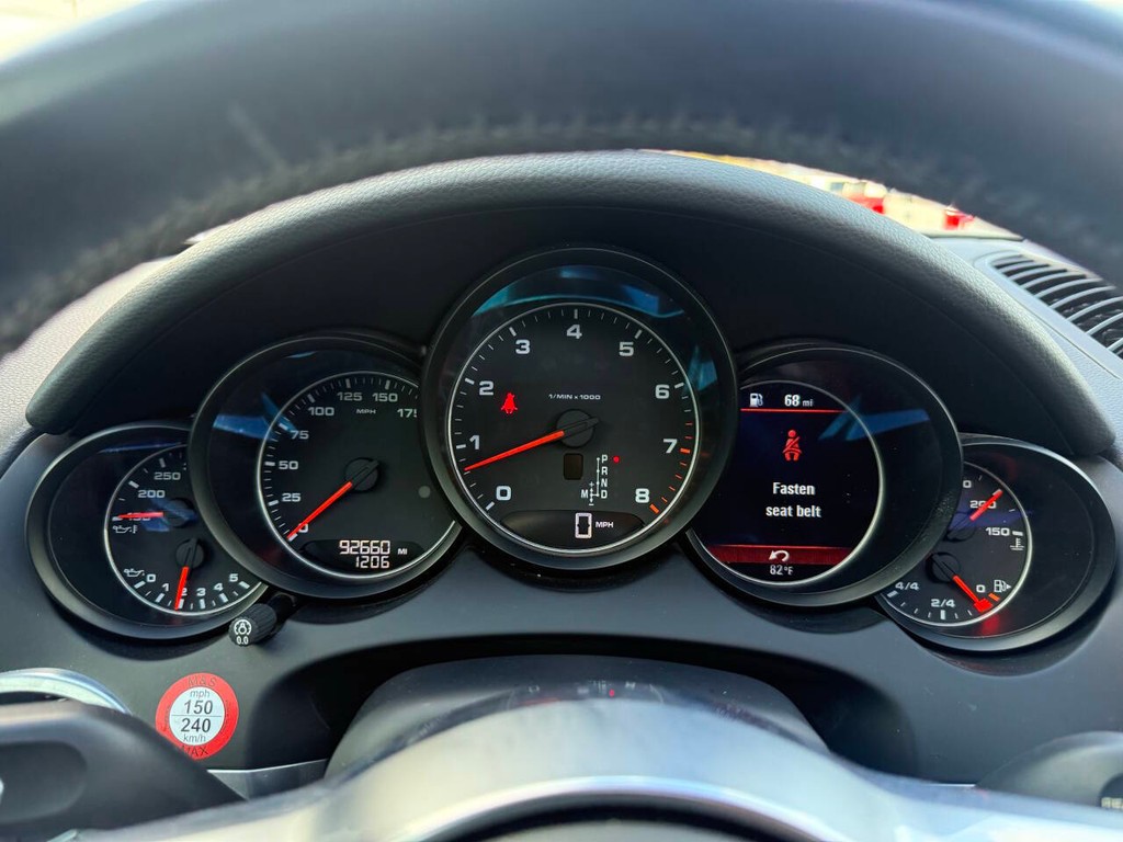 Porsche Cayenne Vehicle Full-screen Gallery Image 32