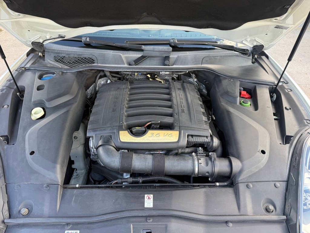 Porsche Cayenne Vehicle Full-screen Gallery Image 35