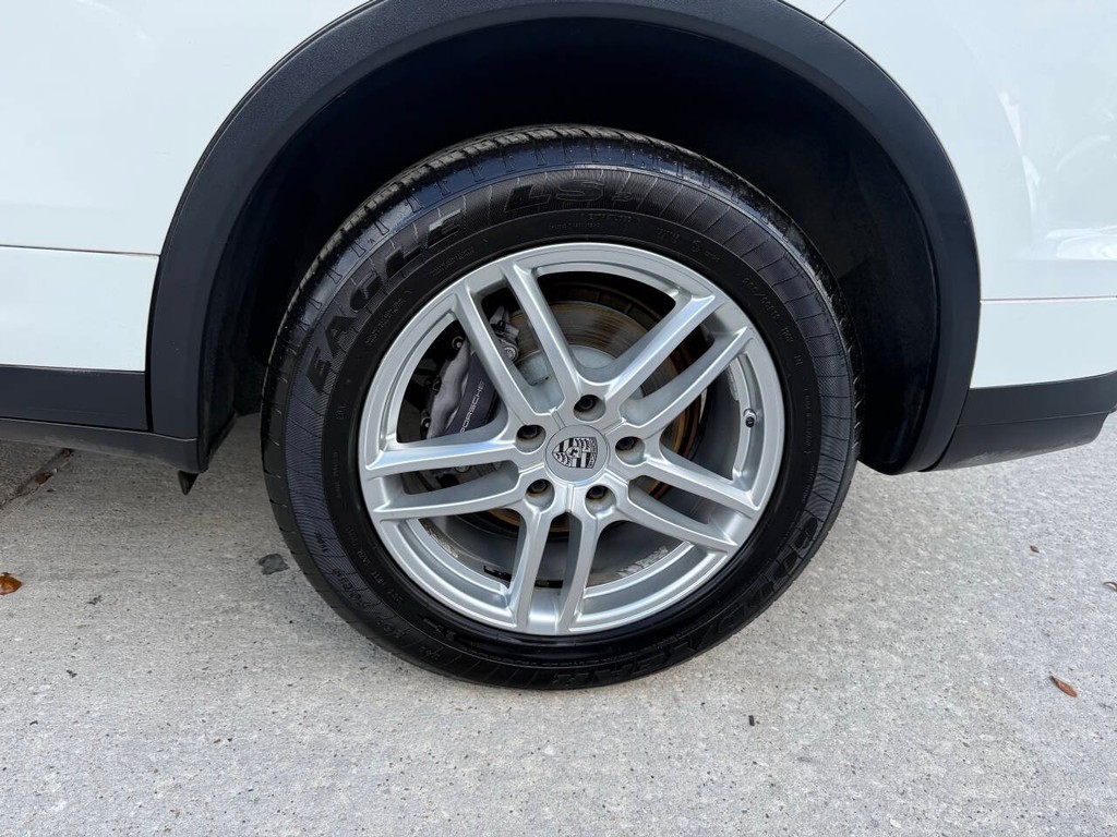 Porsche Cayenne Vehicle Full-screen Gallery Image 36