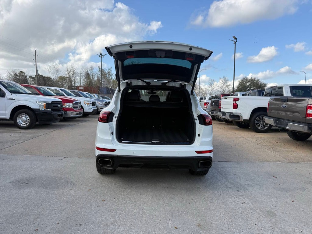 Porsche Cayenne Vehicle Full-screen Gallery Image 37