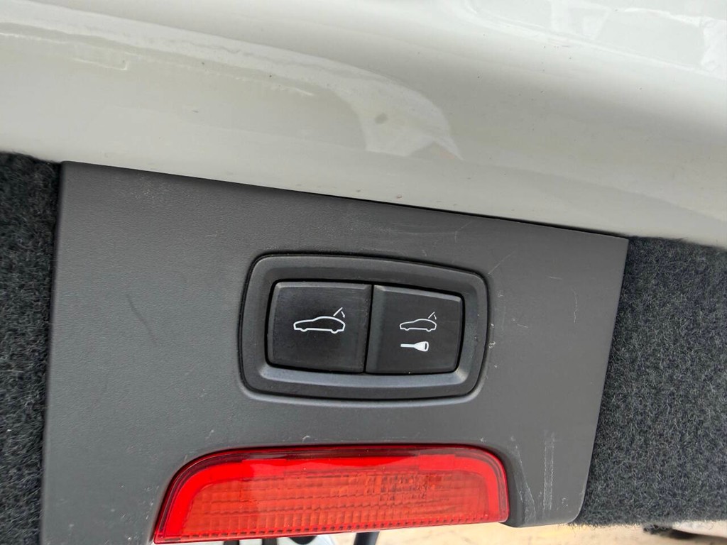 Porsche Cayenne Vehicle Full-screen Gallery Image 38