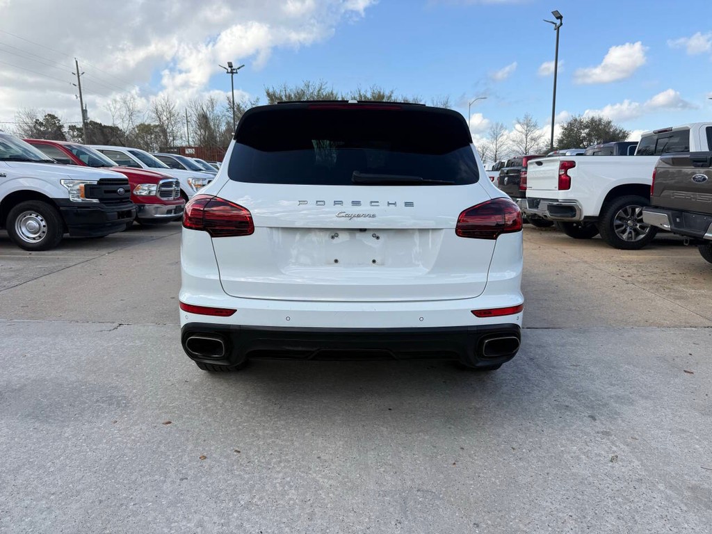 Porsche Cayenne Vehicle Full-screen Gallery Image 39