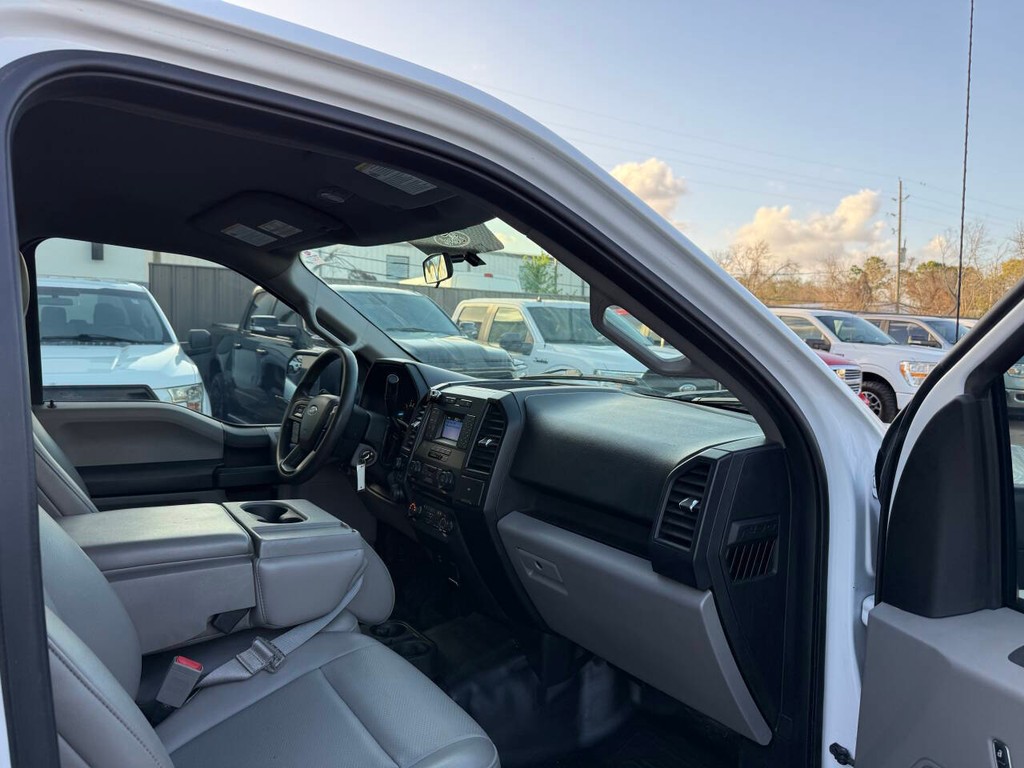 Ford F-150 Vehicle Full-screen Gallery Image 09