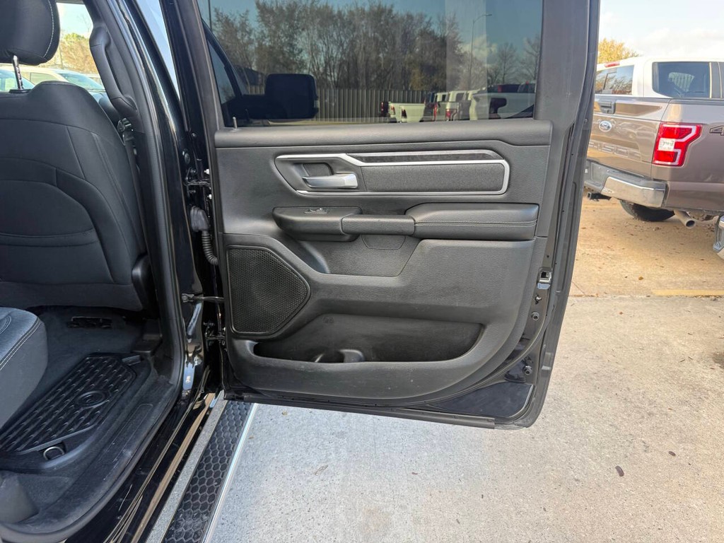 Ram 1500 Vehicle Full-screen Gallery Image 16