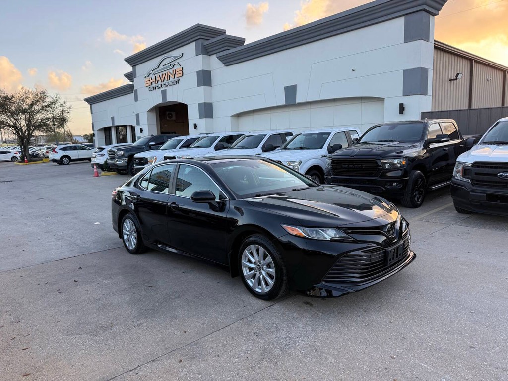 Toyota Camry Vehicle Full-screen Gallery Image 02