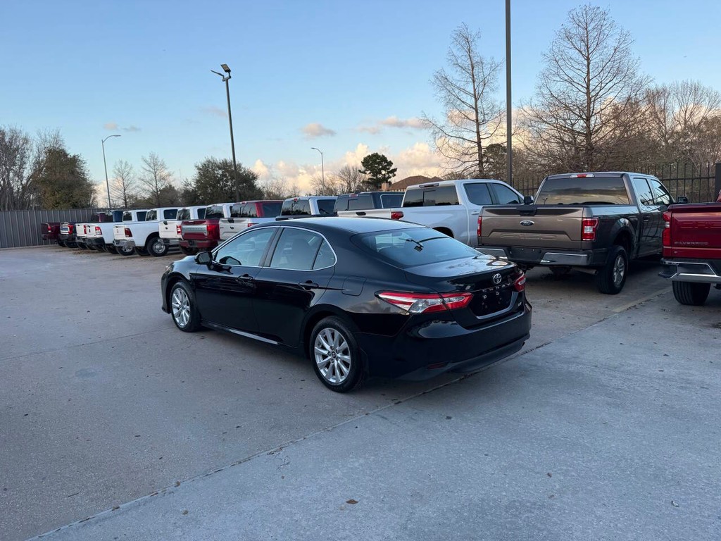 Toyota Camry Vehicle Full-screen Gallery Image 04