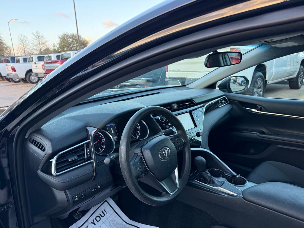 Toyota Camry Vehicle Full-screen Gallery Image 06