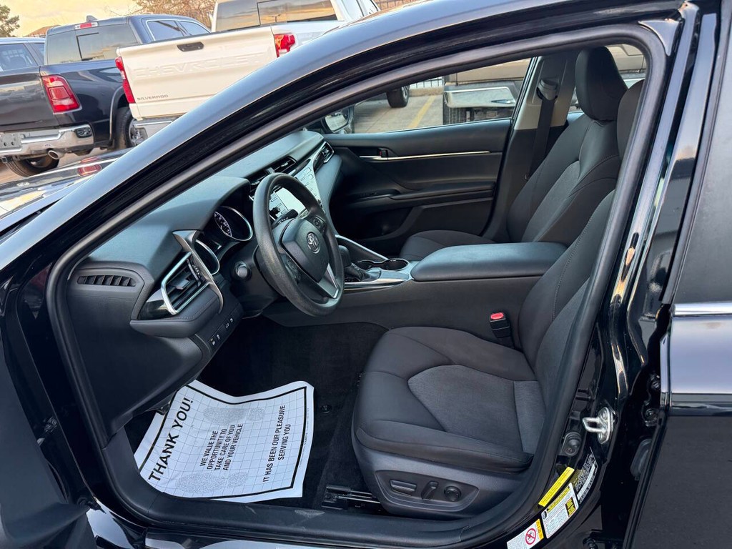 Toyota Camry Vehicle Full-screen Gallery Image 07